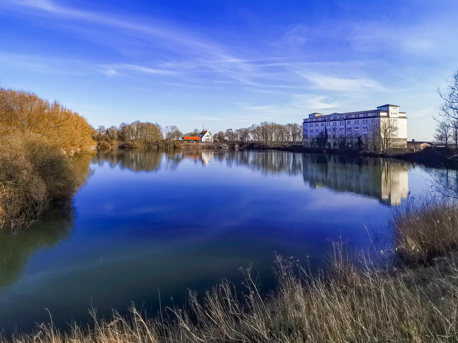 Blick über den ehemaligen Vorhafen der 2. Einfahrt, der heute den Charakter eines Sees hat. Rechts die Minenlagerhäuser.