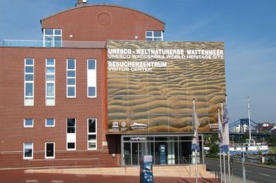 Außenansicht des Wattenmeerhauses am Südstrand bei Sonne.