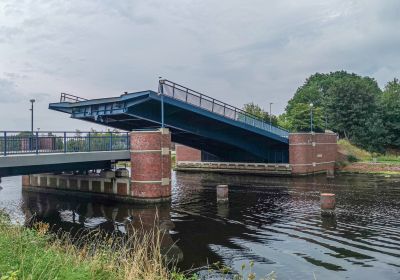 Rüstringer Brücke aus nordwestlicher Richtung mit leicht hochgeklappter Fahrbahn.