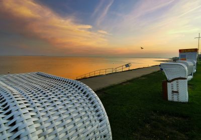 Strandkörbe am Südstrand in der Abenddämmerung