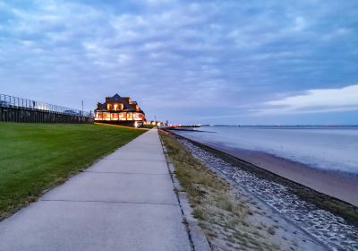 Deichsicherungsweg in Richtung der Südstrandpromenade in der Abenddämmerung.