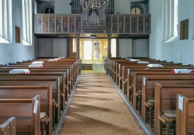 Blick entlang des Mittelganges in Richtung Eingang. Darüber die Orgel.