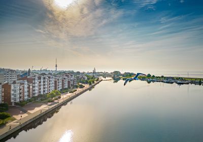 Luftbildaufnahme über den Großen Hafen. Links die Kaimauer des Bontekais mit der dahinterliegenden Wohnbebauung.