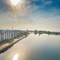 Luftbildaufnahme über den Großen Hafen. Links die Kaimauer des Bontekais mit der dahinterliegenden Wohnbebauung.