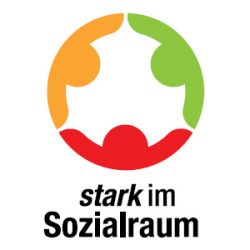 Ein Kreis, der aus 3 farbigen Segmenten besteht, die an Personen mit ausgebreiteten Armen erinnern. Darunter der Text "stark im Sozialraum".