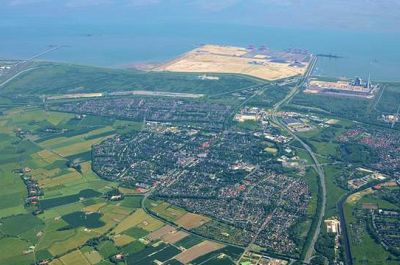 Luftbildaufnahme aus großer Höhe entlang der Autobahn 29, die direkt in den Container Terminal im Bildhintergrund führt.