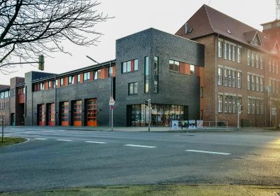 Feuerwache Mozartstraße aus der Blickrichtung schräg über die Kreuzung Peterstraße hinweg.